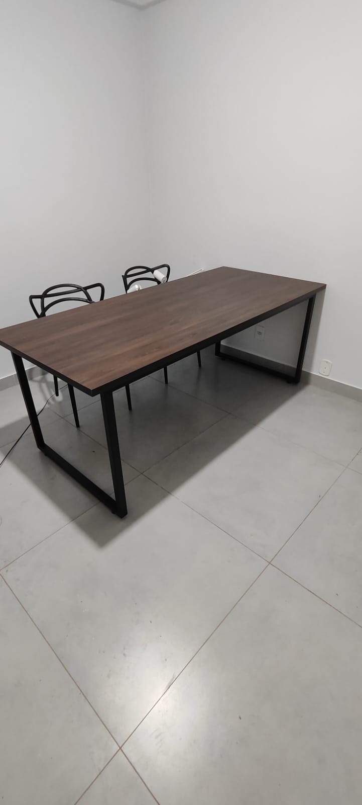 Mesa de Escritório com Base Metálica